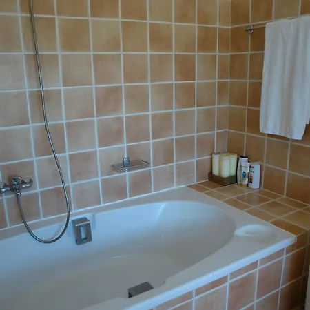 Sentinel Villa, Portocheli